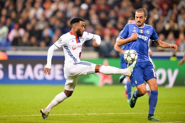 10 ALEXANDRE LACAZETTE (ol) - 19 Leonardo Bonucci (juve) - Fussball, Champions League, Olympique Lyon vs. Juventus Turin - 18 10 2016 AnthonyBIBARD FEP Panoramic 