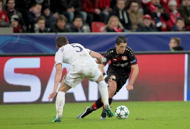 18.10.2016 - Javier Hernandez Balcazar (Bayer 04 Leverkusen) im Zweikampf mit Jan Vertonghen (Tottenham Hotspur) beim Champions League Gruppenspiel (Saison 2016 17) Bayer Leverkusen - Tottenham Hotspur.