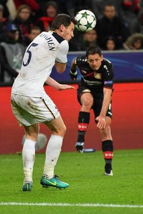 GER, Bayer Leverkusen (GER) vs. Tottenham Hotspur (GBR) 18.10.2016, BAYARENA, Leverkusen, Gruppe E, GER, Bayer Leverkusen (GER) vs. Tottenham Hotspur (GBR) im Bild: KopfballJan Vertonghen (Tottenham Hotspur 5), hinten Javier Hernandez (Leverkusen 7) Foto © nordphoto Meuter nordphotox xMeuter