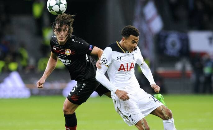 Fussball, UEFA Champions League, Herren, Saison 2016 2017, Gruppe E, 3. Spieltag, BayArena Leverkusen, Bayer Leverkusen (schwarz) - Tottenham Hotspurs (weiss) 0:0; Julian Baumgartlinger (Leverkusen), Dele Alli (Tottenham), Aktion.