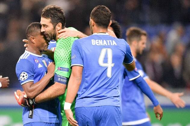 01 Gianluigi Buffon (juve) - 33 PATRICE EVRA (juve) - Fussball, Champions League, Olympique Lyon vs. Juventus Turin - 18 10 2016 AnthonyBIBARD FEP Panoramic 