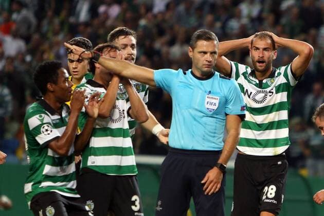 October 18, 2016 - Lisbon, Portugal - Sporting s players reacts after the Referee Damir Skomina decision during the UEFA Champions League Group F football match Sporting CP vs Borussia Dortmund at the Alvalade stadium in Lisbon, Portugal on October 18, 2016. Photo: Sporting Clube de Portugal v Borussia Dortmund - UEFA Champions League  - ZUMAn230 20161018_zaa_n230_151