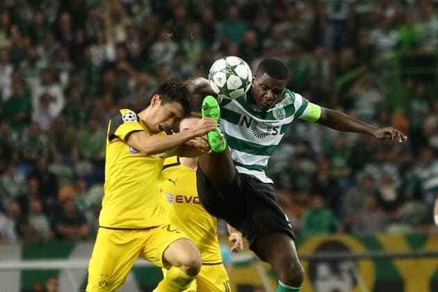 October 18, 2016 - Lisbon, Portugal - Sporting s midfielder William Carvalho (R ) fights for the ball with Dortmund s midfielder Shinji Kagawa during the UEFA Champions League Group F football match Sporting CP vs Borussia Dortmund at the Alvalade stadium in Lisbon, Portugal on October 18, 2016. Sporting Clube de Portugal v Borussia Dortmund - UEFA Champions League  - ZUMAn230 20161018_zaa_n230_157