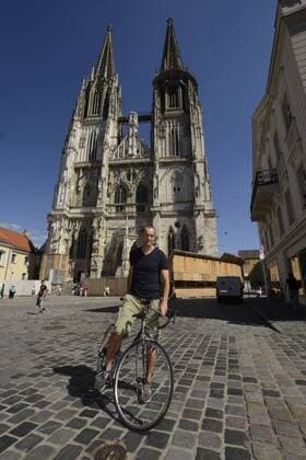 Heiko Herrlich Trainer vom SSV Jahn Regensburg fotografiert auf dem Fahrrad vor dem Dom in Regensburg. Heiko Herrlich Trainer vom SSV Jahn Regensburg fotografiert auf dem Fahrrad vor dem Dom in Regensburg.