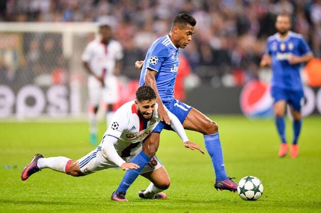 18 NABIL FEKIR (ol) - 12 Alex Sandro (juve) - Fussball, Champions League, Olympique Lyon vs. Juventus Turin - 18 10 2016 AnthonyBIBARD FEP Panoramic 