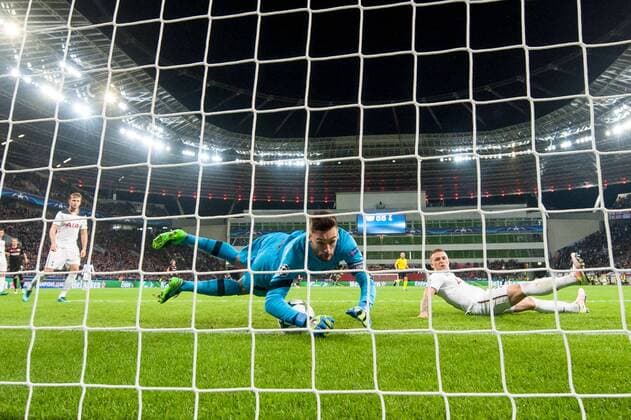 Torwart Hugo Lloris (Tottenham Hotspur 1) klaert gegen Javier Chicharito Hernandez (Bayer 04 Leverkusen 7 - nicht im Bild) auf der Linie beim Championsleague Spiel zwischen Bayer 04 Leverkusen und den Tottenham Hotspur am 18.10.2016, Leverkusen Copyright: xSchuelerx xEibnerx-xPressefotox EP_JSE