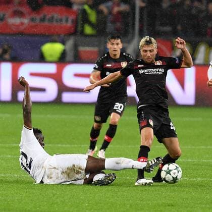 Fussball, UEFA Champions League, Saison 2016 2017, Spieltag 3, Bayer 04 Leverkusen, Tottenham Hotspur FC 18.10.2016, Bayarena Leverkusen, Victor Wanyama, Tottenham Hotspur FC Kevin Kampl, Bayer 04 Leverkusen,
