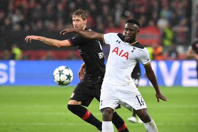 Fussball, UEFA Champions League, Saison 2016 2017, Spieltag 3, Bayer 04 Leverkusen, Tottenham Hotspur FC 18.10.2016, Bayarena Leverkusen , Stefan Kießling Bayer 04 Leverkusen, Victor Wanyama, Tottenham Hotspur FC