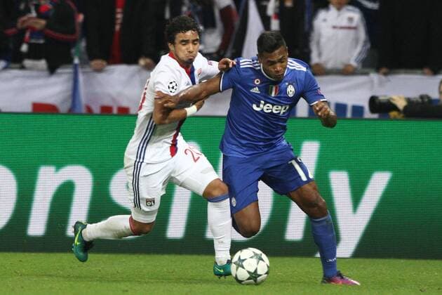 October 18, 2016 - Lyon, France - Juventus defender Alex Sandro (12) in action during the Uefa Champions League group stage football match n3 LYON - JUVENTUS on 18 10 2016 at the Parc Olympique Lyonnais in Lyon, France. Copyright 2016 Olympique Lyonnais v Juventus - UEFA Champions League  - ZUMAn230 20161018_zaa_n230_120