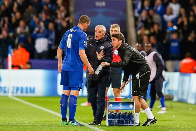 Claudio Ranieri, Robert Huth (Leicester), OCTOBER 18, 2016 - Football Soccer : Leicester City manager Claudio Ranieri gives instructions to Robert Huth during the UEFA Champions League Group Stage match between Leicester City and FC Copenhagen at King Power Stadium in Leicester, England. Noxthirdxpartyxsales  (mdga012221)