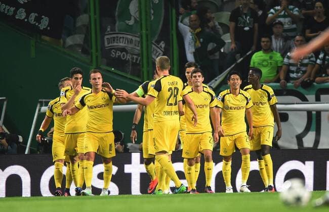LISBON, Oct. 18, 2016 -- Dortmund celebrate a goal during the UEFA Champions League football match between Sporting CP and BVB Borussia Dortmund in Lisbon, Portugal, Oct. 18, 2016. Sporting lost 1-2. ) (SP)PORTUGAL-LISBON-FOOTBALL-UEFA CHAMPIONS LEAGUE ZhangxLiyun 