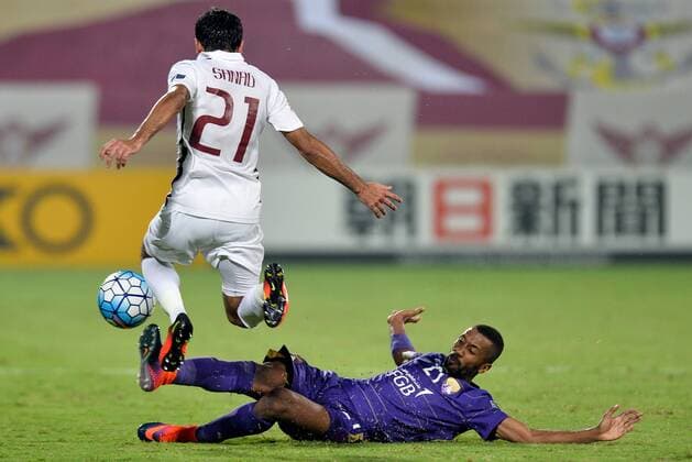 Fußball, AFC Asien Champions League, El-Jaish Sports Club - Al-Ain FC DOHA, Oct. 18, 2016 -- Ali Sanad Al-Nuaimi (Top) of Qatar s El Jaish fights for the ball against Fawzi Fayez of the United Arab Emirates Al-Ain during the AFC Asian Champions League Semi-final second leg at the Abdullah Bin Khalifa Stadium in Doha, capital of Qatar, Oct. 18, 2016. The match ended in a 2-2 draw and El-Jaish was eliminated.) (SP)QATAR-DOHA-SOCCER-ASIAN CHAMPION LEAGUE Nikku 