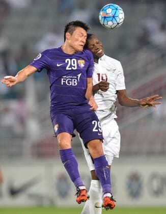 Fußball, AFC Asien Champions League, El-Jaish Sports Club - Al-Ain FC DOHA, Oct. 18, 2016 -- Abdurahman Mohammad (R) of Qatar s El Jaish fights for the ball against Lee Myung Joo of the United Arab Emirates Al-Ain during the AFC Asian Champions League Semi-final second leg at the Abdullah Bin Khalifa Stadium in Doha, capital of Qatar, Oct. 18, 2016. The match ended in a 2-2 draw and El-Jaish was eliminated.) (SP)QATAR-DOHA-SOCCER-ASIAN CHAMPION LEAGUE Nikku 