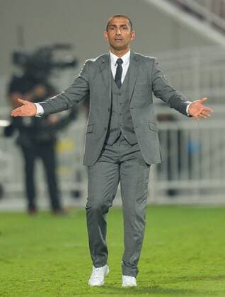 Fußball, AFC Asien Champions League, El-Jaish Sports Club - Al-Ain FC DOHA, Oct. 18, 2016 -- Sabri Lamouchi, head coach of Qatar s El-Jaish, gestures during the AFC Asian Champions League Semi-final second leg against the United Arab Emirates Al-Ain at the Abdullah Bin Khalifa Stadium in Doha, capital of Qatar, Oct. 18, 2016. The match ended in a 2-2 draw and El-Jaish was eliminated.) (SP)QATAR-DOHA-SOCCER-ASIAN CHAMPION LEAGUE Nikku 
