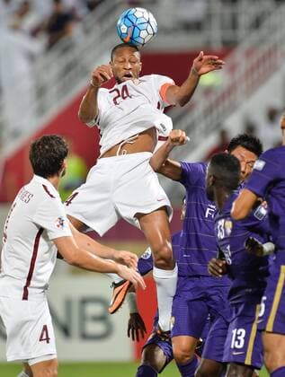 Fußball, AFC Asien Champions League, El-Jaish Sports Club - Al-Ain FC DOHA, Oct. 18, 2016 -- Seydou Keita (Top) of Qatar s El Jaish fights for the ball during the AFC Asian Champions League Semi-final second leg against the United Arab Emirates Al-Ain at the Abdullah Bin Khalifa Stadium in Doha, capital of Qatar, Oct. 18, 2016. The match ended in a 2-2 draw and El-Jaish was eliminated.) (SP)QATAR-DOHA-SOCCER-ASIAN CHAMPION LEAGUE Nikku 