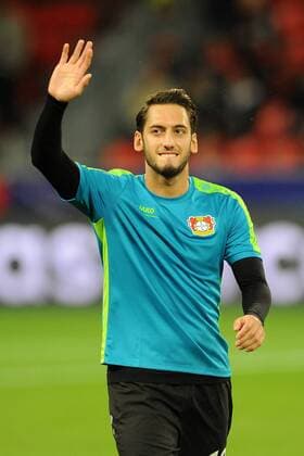 Hakan Calhanoglu ( Bayer 04 Leverkusen ) winkt den Fans. 18.10.2016 --- Fussball --- Champions League --- Bayer 04 Leverkusen vs Tottenham Hotspur Foto : Thomas Thienel Eibner Leverkusen Copyright: xThienelx Eibner-Pressefotox EP_ttl