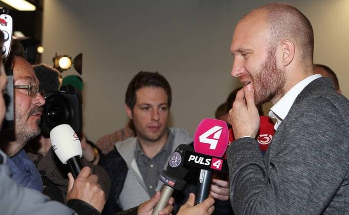 SOCCER - EL, Roma vs A.Wien, preview SCHWECHAT,AUSTRIA,19.OCT.16 - SOCCER - UEFA Europa League, group stage, AS Roma vs FK Austria Wien, preview, departure A.Wien from Vienna Airport. Image shows Robert Almer (A.Wien). GEPAxpictures xChristianxOrt
