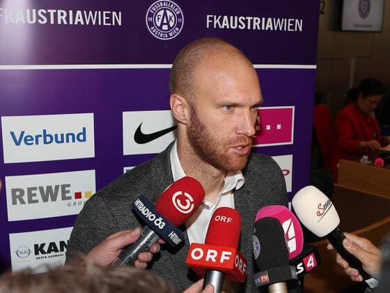 SOCCER - EL, Roma vs A.Wien, preview SCHWECHAT,AUSTRIA,19.OCT.16 - SOCCER - UEFA Europa League, group stage, AS Roma vs FK Austria Wien, preview, departure A.Wien from Vienna Airport. Image shows Robert Almer (A.Wien). GEPAxpictures xChristianxOrt