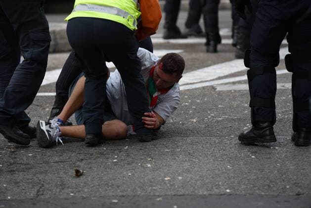 Fußball, CL, Real Madrid - Legia Warschau, Ausschreitungen vor dem Spiel Spanish riot police charge Legia fans in Madrid Members of the specialized emergency system in Madrid help a wounded Legia fan during clashes with Spanish riot police in Madrid.  JorgexSanzx xPacificxPress