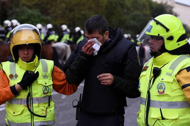 Fußball, CL, Real Madrid - Legia Warschau, Ausschreitungen vor dem Spiel Spanish riot police charge Legia fans in Madrid Members of the specialized emergency system in Madrid help a wounded riot police during clashes with Legia fans in Madrid.  JorgexSanzx xPacificxPress