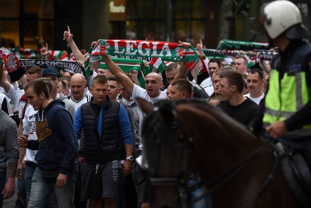 Fußball, CL, Real Madrid - Legia Warschau, Ausschreitungen vor dem Spiel Spanish riot police charge Legia fans in Madrid Legia Warsaw fans shout slogans in Madrid.  JorgexSanzx xPacificxPress