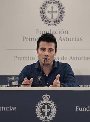 Spanish triathlete Javier Gomez Noya addresses a press conference PK Pressekonferenz in Oviedo, northern Spain, 19 October 2016. Gomez Noya is the laureate of the Sports Princess of Asturias Award 2016, whose awarding ceremony will be held in Oviedo on 21 October. Spanish triathlete Javier Gomez Noya !ACHTUNG: NUR REDAKTIONELLE NUTZUNG!  73934908st