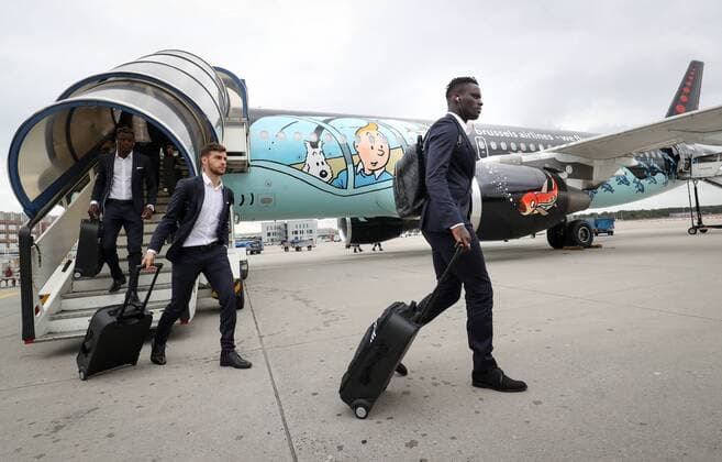 Anderlecht s Massimo Bruno and Anderlecht s Stephane Badji pictured at the arrival of Belgian soccer team RSC Anderlecht, Wednesday 19 October 2016, in Frankfurt, Germany. Tomorrow Anderlecht is playing German club FSV Mainz in the third match of the group stage of the Europa League competition. VIRGINIExLEFOUR  x04960279x