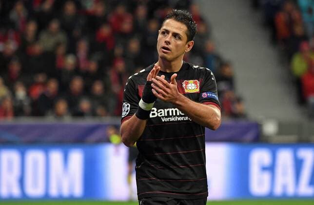 18.10.2016, xjhx, Fussball Champions League, Bayer 04 Leverkusen - Tottenham Hotspur, emspor , v.l. CHICHARITO (Bayer Leverkusen) bedankt bedanken sich bei den Fans Leverkusen