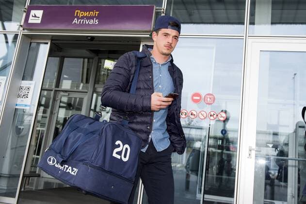 Gent s goalkeeper Yannick Thoelen pictured during the arrival of Belgian soccer team KAA Gent, Wednesday 19 October 2016, in Lviv, Ukraine. Tomorrow Gent is playing Ukraine club Shaktar Donetsk in the third match of the group stage of the Europa League competition. JASPERxJACOBS  x04960418x