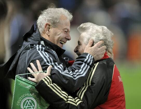 Deutschland - England 19.11.08 in Berlin. Masseur Adi Katzenmeier (re.) und Berufskollege Hermannn Rieger. HM