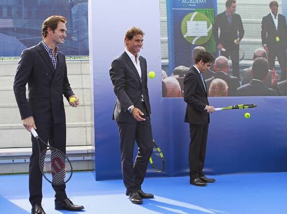 Spanish tennis player Rafa Nadal (C) and Swiss player Roger Federer (L) attend the opening ceremony of the Rafa Nadal Academy by Movistar in Manacor, Mallorca island, Balearics, 19 October 2016. The academy opens its doors to young players so as they can train with the same method and values with which Nadal grew up. Opening ceremony of the Rafa Nadal Academy !ACHTUNG: NUR REDAKTIONELLE NUTZUNG!  20161019-636124920890460675