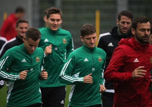 SOCCER - EL, Rapid vs Sassuolo, preview VIENNA,AUSTRIA,19.OCT.16 - SOCCER - UEFA Europa League, group stage, SK Rapid Wien vs US Sassuolo Calcio, preview, training Rapid. Image shows Louis Schaub, Stephan Auer and athletic coach Alexander Steinbichler (Rapid). Keywords: Wien Energie. GEPAxpictures xFranzxPammer