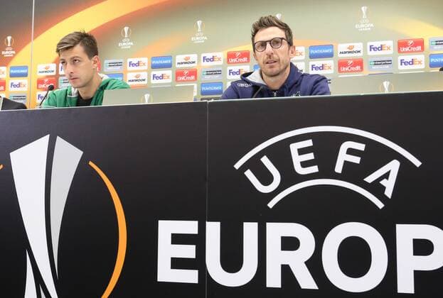 SOCCER - EL, Rapid vs Sassuolo, preview VIENNA,AUSTRIA,19.OCT.16 - SOCCER - UEFA Europa League, group stage, SK Rapid Wien vs US Sassuolo Calcio, preview, press conference PK Pressekonferenz Sassuolo. Image shows Francesco Acerbi and Eusebio Di Francesco (Sassuolo). Keywords: Wien Energie. GEPAxpictures xFranzxPammer