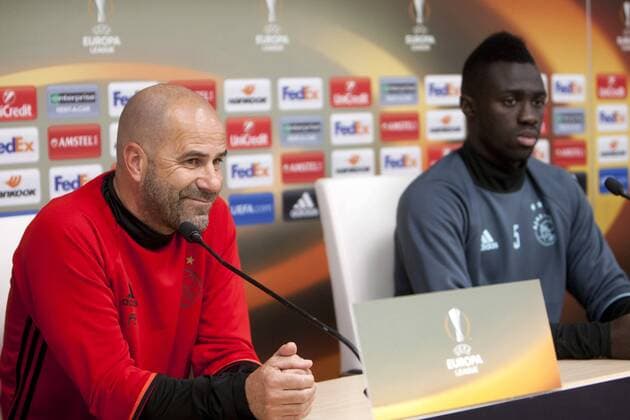Ajax s head coach Peter Peter Bosz (L) and Colombian defender Davinson Sanchez (R) attends a press conference PK Pressekonferenz in Vigo, province of Galicia, northwestern Spain, 19 October 2016. Real Club Celta de Vigo will face Ajax on 20 October in a UEFA Europa League group stage soccer match. Press conference of Ajax !ACHTUNG: NUR REDAKTIONELLE NUTZUNG!  20161019-636125010205922095