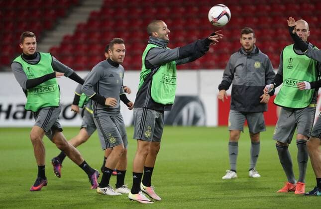Anderlecht s Sofiane Hanni pictured in action during a training of Belgian soccer team RSC Anderlecht, Wednesday 19 October 2016, in Mainz, Germany. Tomorrow Anderlecht is playing German club FSV Mainz in the third match of the group stage of the Europa League competition. VIRGINIExLEFOUR  x04960988x