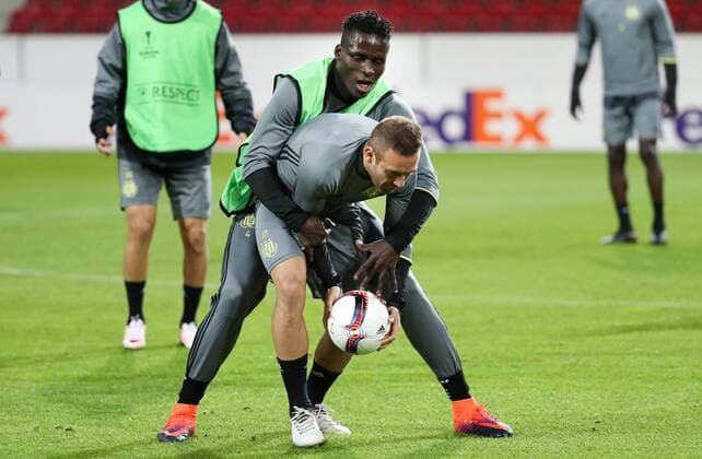 Anderlecht s Kara Mbodji and Anderlecht s Diego Capel fight for the ball during a training of Belgian soccer team RSC Anderlecht, Wednesday 19 October 2016, in Mainz, Germany. Tomorrow Anderlecht is playing German club FSV Mainz in the third match of the group stage of the Europa League competition. VIRGINIExLEFOUR  x04960982x