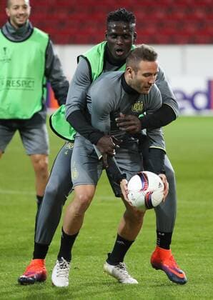 Anderlecht s Kara Mbodji and Anderlecht s Diego Capel fight for the ball during a training of Belgian soccer team RSC Anderlecht, Wednesday 19 October 2016, in Mainz, Germany. Tomorrow Anderlecht is playing German club FSV Mainz in the third match of the group stage of the Europa League competition. VIRGINIExLEFOUR  x04960983x