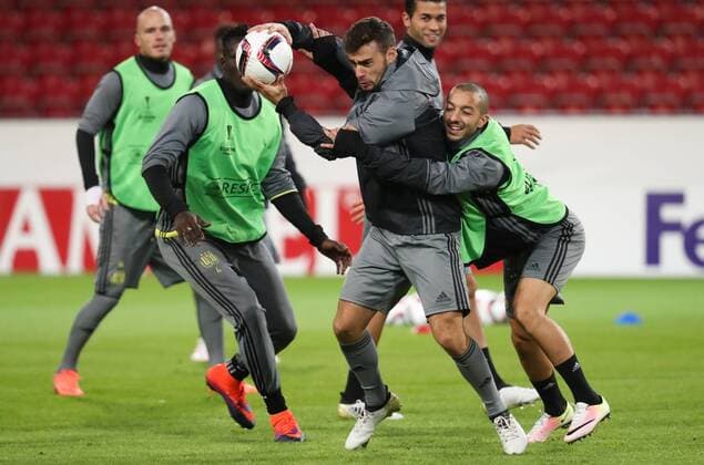 Anderlecht s Kara Mbodji, Anderlecht s Massimo Bruno and Anderlecht s Sofiane Hanni fight for the ball during a training of Belgian soccer team RSC Anderlecht, Wednesday 19 October 2016, in Mainz, Germany. Tomorrow Anderlecht is playing German club FSV Mainz in the third match of the group stage of the Europa League competition. VIRGINIExLEFOUR  x04960984x