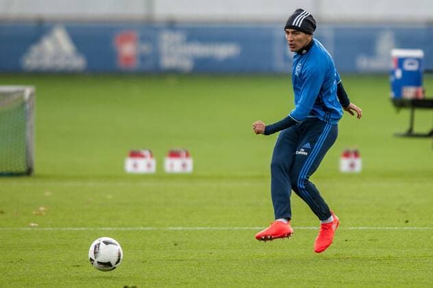 Deutschland, Hamburg , Volkspark Stadion, Fussball, 1. Bundesliga, Saison 2016 2017 , Training des Hamburger SV , Nabil Bahoui(HSV) am Ball