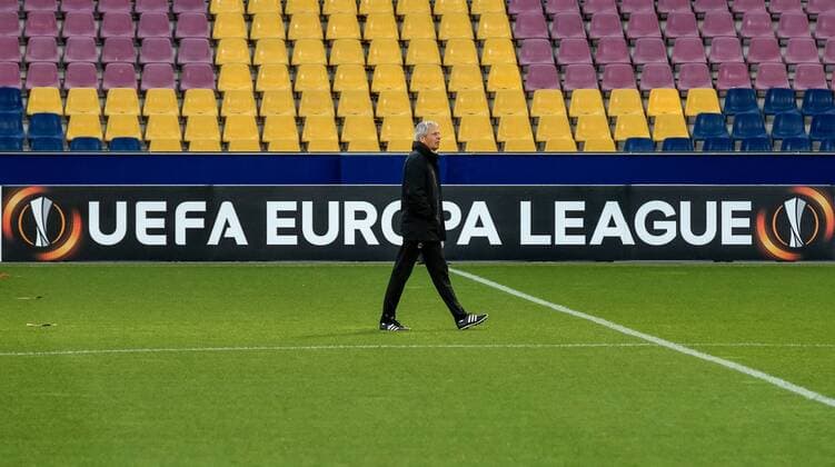 19.10.2016, Red Bull Arena, Salzburg, AUT, UEFA EL, FC Red Bull Salzburg vs OGC Nizza, Gruppe I, Training, im Bild Trainer Lucien Favre (OGC Nizza) Coach Lucien Favre (OGC Nizza) during Trainingssession before the UEFA Europa League group I match between FC Red Bull Salzburg and OGC Nizza at the Red Bull Arena in Salzburg, Austria on 2016 10 19. Salzburg  EP_fei  