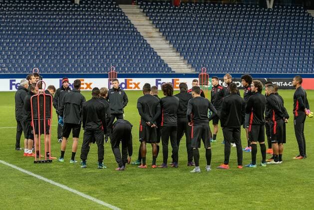19.10.2016, Red Bull Arena, Salzburg, AUT, UEFA EL, FC Red Bull Salzburg vs OGC Nizza, Gruppe I, Training, im Bild Spielerbesprechung mit Trainer Lucien Favre (OGC Nizza) Team with Coach Lucien Favre (OGC Nizza) during Trainingssession before the UEFA Europa League group I match between FC Red Bull Salzburg and OGC Nizza at the Red Bull Arena in Salzburg, Austria on 2016 10 19. Salzburg  EP_fei  