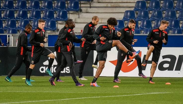 19.10.2016, Red Bull Arena, Salzburg, AUT, UEFA EL, FC Red Bull Salzburg vs OGC Nizza, Gruppe I, Training, im Bild Dante (OGC Nizza) und Spieler von OGC Nizza beim Warmlaufen Dante (OGC Nizza) and players of OGC Nice warm up during Trainingssession before the UEFA Europa League group I match between FC Red Bull Salzburg and OGC Nizza at the Red Bull Arena in Salzburg, Austria on 2016 10 19. Salzburg  EP_fei  