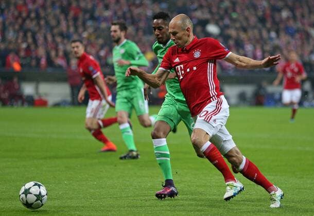 SOCCER - CL, Bayern vs Eindhoven MUNICH,GERMANY,19.OCT.16 - SOCCER - UEFA Champions League, group stage, FC Bayern Muenchen vs PSV Eindhoven. Image shows Arjen Robben (Bayern) and Joshua Brenet (Eindhoven). GEPAxpictures xThomasxBachun