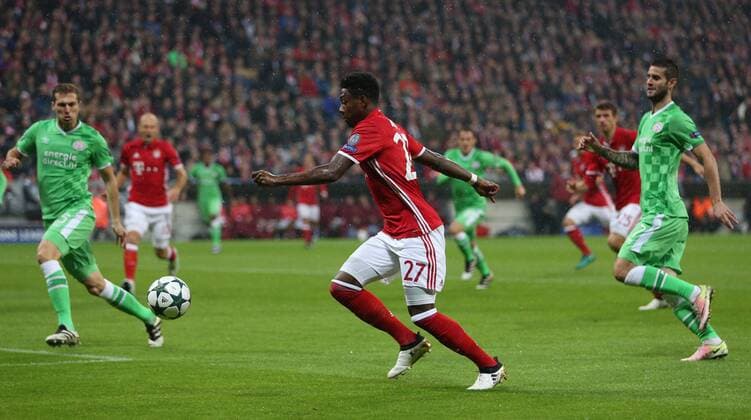 SOCCER - CL, Bayern vs Eindhoven MUNICH,GERMANY,19.OCT.16 - SOCCER - UEFA Champions League, group stage, FC Bayern Muenchen vs PSV Eindhoven. Image shows Daniel Schwaab (Eindhoven), David Alaba (Bayern) and Gaston Pereiro (Eindhoven). GEPAxpictures xThomasxBachun