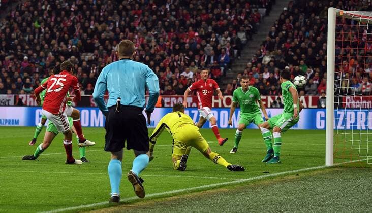 19.10.2016, xjhx, Fussball Champions League, FC Bayern Muenchen - PSV Eindhoven, emspor , v.l. Thomas Mueller (FC Bayern Muenchen), Jeroen Zoet (PSV Eindhoven) Goal scored, Tor zum 1:0 Muenchen