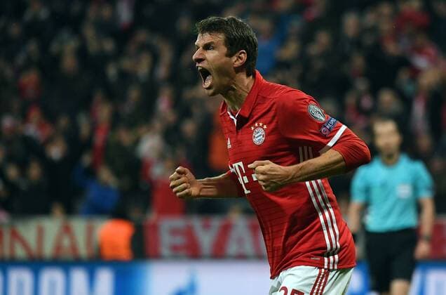 19.10.2016, xjhx, Fussball Champions League, FC Bayern Muenchen - PSV Eindhoven, emspor , v.l. Thomas Mueller (FC Bayern Muenchen) celebrate the goal, Torjubel zum 1:0 Muenchen