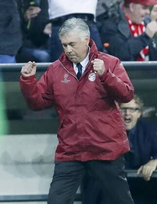 Trainer Cheftrainer Carlo Ancelotti (FCB) Torjubel, Jubel nach dem Tor zum 1-0 FC BAYERN MUENCHEN - PSV EINDHOVEN Gruppenphase, Fussball UEFA Champions League, Muenchen, 19.10.2016 CL Saison 2016 2017