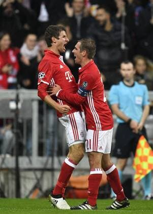 TOR zum 1:0 durch Thomas Müller FC Bayern München Torjubel mit Philipp Lahm FC Bayern München (rechts) Champions League CL Gruppenphase FC Bayern München FCB vs PSV Eindhoven 19.10.2016