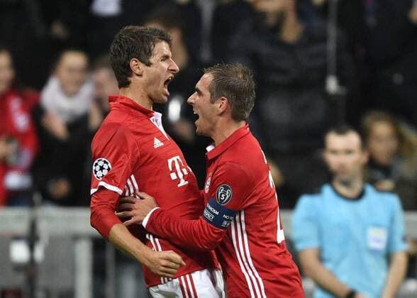 TOR zum 1:0 durch Thomas Müller FC Bayern München Torjubel mit Philipp Lahm FC Bayern München (rechts) Champions League CL Gruppenphase FC Bayern München FCB vs PSV Eindhoven 19.10.2016