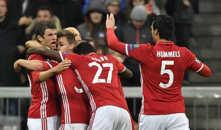 TOR zum 1:0 durch Thomas Müller FC Bayern München Torjubel mit Joshua Kimmich FC Bayern München Arjen Robben FC Bayern München David Alaba FC Bayern München Philipp Lahm FC Bayern München Mats Hummels FC Bayern München Champions League CL Gruppenphase FC Bayern München FCB vs PSV Eindhoven 19.10.2016